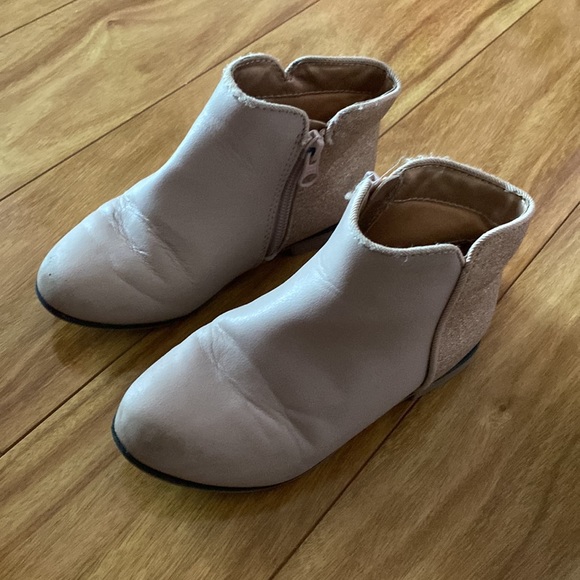 Girls size 11 booties. Tan with gold details. - Picture 4 of 4